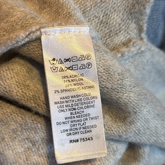 Artisan NY Women’s Small Turtleneck Long Sleeve Sweater Knit Sharkbite Hem - Picture 7 of 7